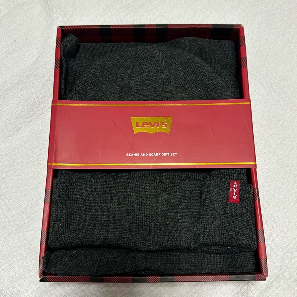 Levi’s Charcoal (Dark Grey) Beanie and Scarf Gift Set-NWT